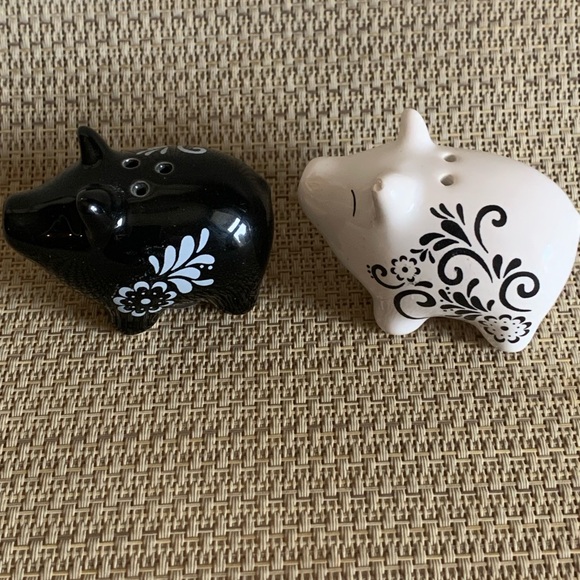 Black and White Pig Salt and Pepper Shakers - Picture 7 of 10